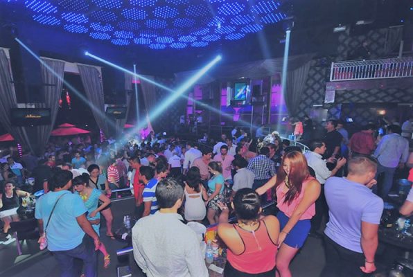 crowd dancing inside club mandela-puerto vallarta