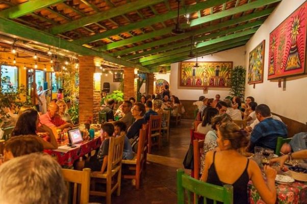 patrons gathered round the tables at restaurant el Arrayan in Puerto Vallarta.