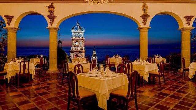 Dining tables in restaurant La Coppella in Puerto Vallarta