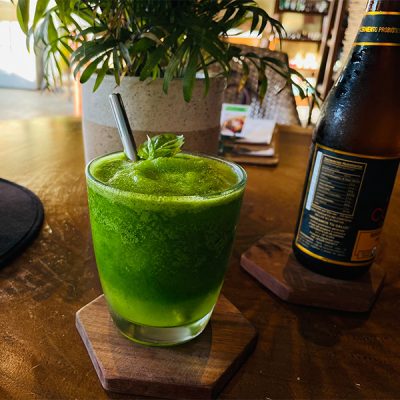 Limonada con albahaca